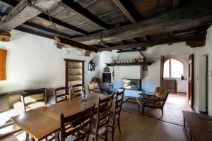 eine Küche und ein Esszimmer mit einem Tisch und Stühlen in der Unterkunft Historical Caslano Apartments - Happy Rentals in Caslano