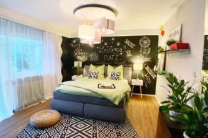 1 dormitorio con 1 cama con pared negra en Meine Stil Oase an der Bergstraße, en Rimbach