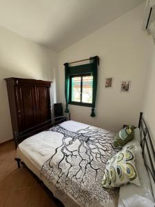 una camera con letto e finestra di Villa vista Marianello a Licata