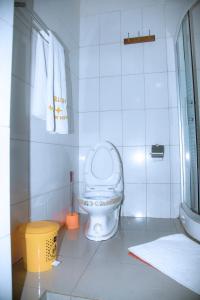 bagno con servizi igienici e secchio giallo di Western Mountain Hotel a Rubavu