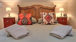 een slaapkamer met een bed met 2 kussens erop bij COSY STUDIO-LOFT A SANCOINS in Sancoins