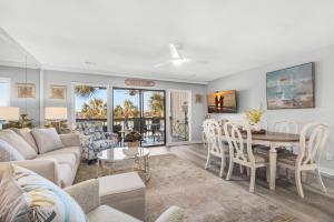 een woonkamer met een bank en een tafel bij Seascape Lakefront Villas 281- Family Tides in Destin