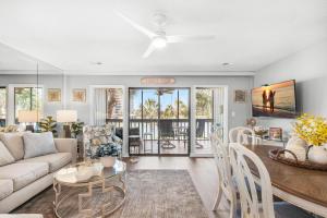 een woonkamer met een bank en een tafel bij Seascape Lakefront Villas 281- Family Tides in Destin