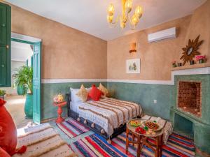 een slaapkamer met een bed en een open haard bij Riad dar dada&spa in Marrakesh