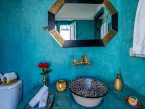 Koupelna v ubytování Riad dada Messouda spa