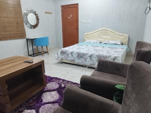 een woonkamer met een bed en een bank bij منزل صحم in Al Quşayr