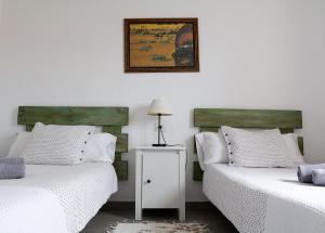 dwa łóżka siedzące obok siebie w pokoju w obiekcie Apartamento Paraiso en Lanzarote w mieście Caleta de Caballo