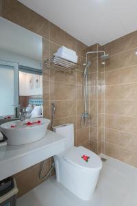 芽莊的住宿－Marilla Nha Trang Hotel - by Bay Luxury，一间带卫生间和水槽的浴室