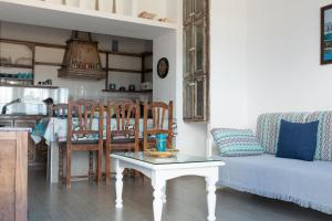 sala de estar con mesa y sofá en Apartamento Paraiso en Lanzarote, en Caleta de Caballo