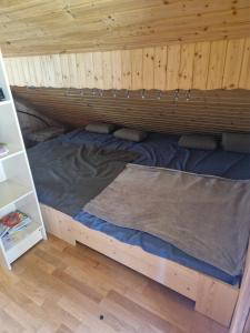 Postel nebo postele na pokoji v ubytování Koča v gozdu, Forest house near Bled