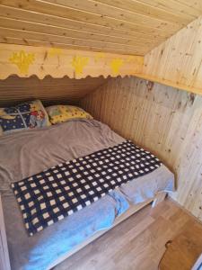 1 cama en una cabaña con techo de madera en Koča v gozdu en Bled