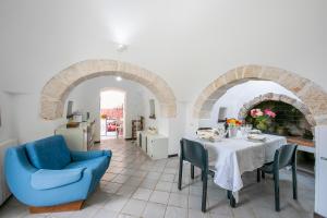 kuchnia i jadalnia ze stołem i krzesłami w obiekcie La Casa Sulla Roccia Trulli Pool - Happy Rentals w mieście Monopoli