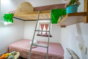 Pokój z łóżkiem piętrowym i drabiną w obiekcie La Casa Sulla Roccia Trulli Pool - Happy Rentals w mieście Monopoli +28 zdjęć
