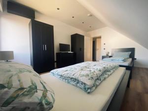 a bedroom with a bed and a desk and cabinets at Montihaus Gäste & Monteurzimmer in Dormagen