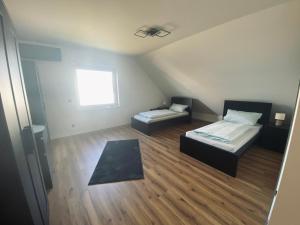 een kleine kamer met een bed en een bank bij Montihaus Gäste & Monteurzimmer in Dormagen