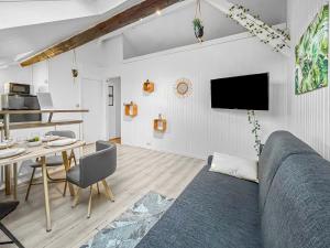 - un salon avec un canapé et une table dans l'établissement Appartement Lumineux à Thorigny, à Thorigny-sur-Marne