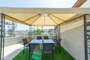 Villa Li Eilat的阳台或露台