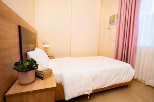 Postel nebo postele na pokoji v ubytování JVJ Hotel