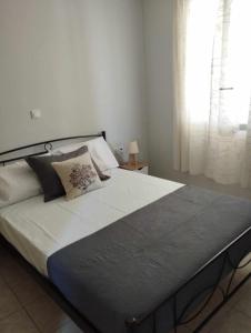 Een bed of bedden in een kamer bij Atsoupi Home