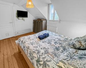 Un dormitorio con una cama con una almohada azul. en Appartement Lumineux à Thorigny, en Thorigny-sur-Marne
