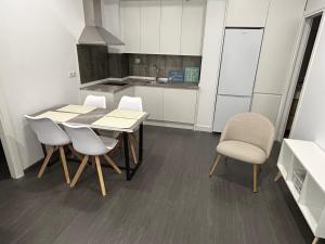 a kitchen with a table and chairs in a room at AT Osario 12 con Parking in Córdoba