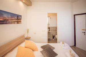 1 dormitorio con 1 cama y una pintura en la pared en Lucy room en Riomaggiore