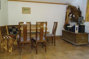 ein Esszimmer mit einem Tisch und Stühlen in der Unterkunft House Fortin With Sauna Near Bloke Lake in Velike Bloke