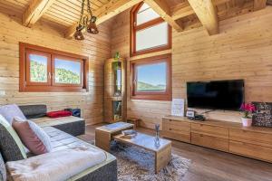 Гостиная зона в House Of Nature With Sauna And Tents - Happy Rentals