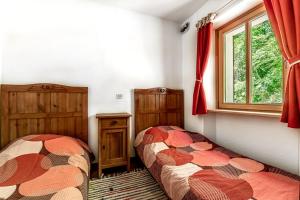 - une chambre avec 2 lits et une fenêtre dans l'établissement House By The Stream, à Avče