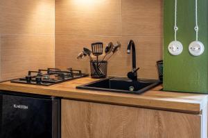 un bancone della cucina con lavandino e piano cottura di Giob Studio In The Centre - Happy Rentals a Martina Franca