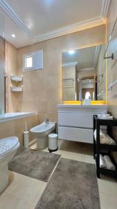 uma casa de banho com um lavatório, um WC e uma banheira em H9 Appartement flambant neuf au centre de Rabat Hassan em Rabat