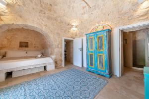 A bed or beds in a room at Trullo Fedele Grande125 - Happy Rentals