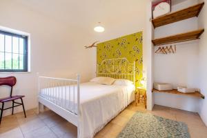 A bed or beds in a room at Trullo Fedele Grande125 - Happy Rentals Még 14 kép