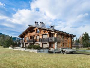 a large wooden house with a bench in front of it at Appartement Megève, 3 pièces, 4 personnes - FR-1-453-275 in Megève