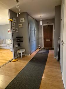 ein Wohnzimmer mit einem schwarzen Teppich auf dem Boden in der Unterkunft Jakan in Stockholm