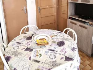 Televízia a/alebo spoločenská miestnosť v ubytovaní **Charmant T2 4 pers, terrasse jardin, prox. plage, park. privé, quartier Pinède** - FR-1-607-160 + 3 fotografie