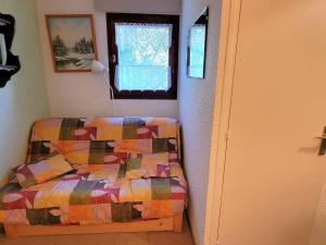 a small bedroom with a bed and a window at Studio Saint-Michel-de-Chaillol, 1 pièce, 5 personnes - FR-1-393-67 in Saint-Michel-de-Chaillol