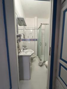 bagno con lavandino e servizi igienici di Residence Al Mare a Vulcano