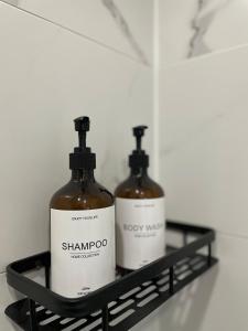zwei Flaschen Shampoo auf einem Regal im Badezimmer in der Unterkunft Uus korter väga heas asukohas in Pärnu