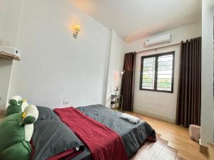 ein Schlafzimmer mit einem großen Bett und einem Fenster in der Unterkunft Pan Housing Hostel & Residence in Hanoi
