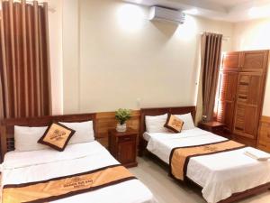 sypialnia z 2 łóżkami w obiekcie HOÀNG GIA BẢO KON TUM w mieście Kon Tum