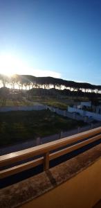 Blick auf die Stadt von einem Zugfenster in der Unterkunft Il Palazzo in Trepuzzi