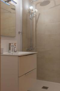 a bathroom with a sink and a shower at Suite Urbano en Vigo in Vigo