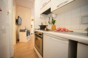 kuchnia z blatem i kuchenką górny piekarnik w obiekcie Riva Lago e Spiaggia Apartment - Happy Rentals w mieście Riva del Garda