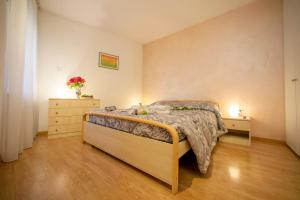 sypialnia z łóżkiem i 2 szafkami nocnymi w obiekcie Riva Lago e Spiaggia Apartment - Happy Rentals w mieście Riva del Garda