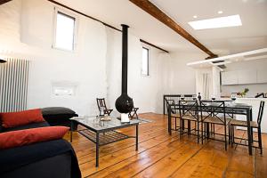 Casa Alla Grotta في آركو: غرفة معيشة مع أريكة وطاولة