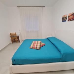 ein blaues Bett mit einem Kissen darüber in der Unterkunft La Bella Dimora in città in Castellammare di Stabia