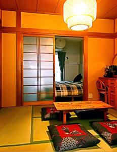 Habitación con mesa, cama y espejo. en 百合の家, en Kioto