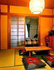 a room with a table and a bed and a mirror at 百合の家 in Kyoto