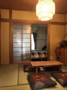 Habitación con mesa, cama y espejo. en 百合の家, en Kioto